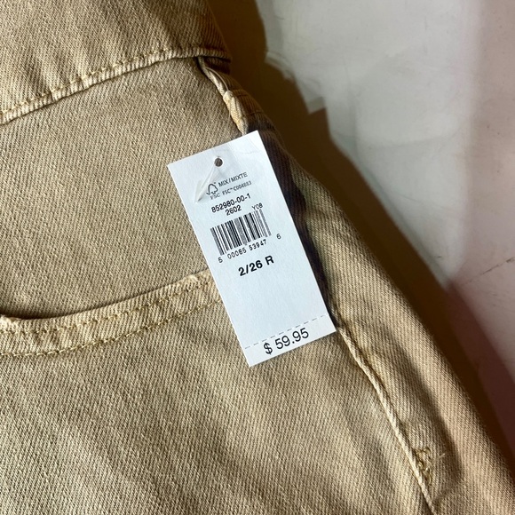 GAP NWT Raw Hem Shorts – Size 26/2R – Sand Beige – Sold Out Online - Picture 7 of 7